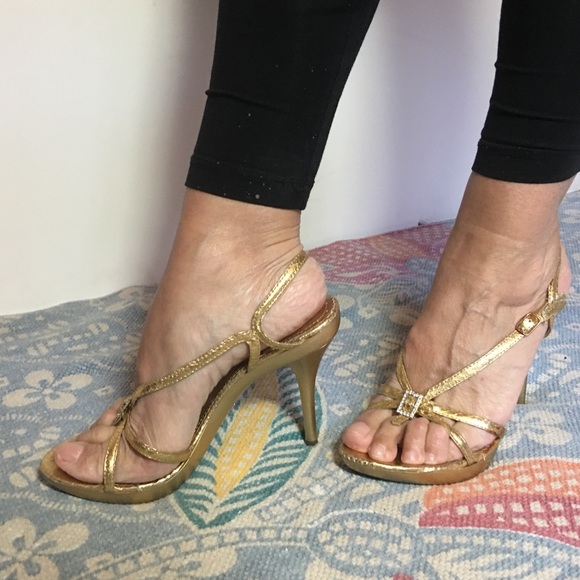 Bonnibel Shoes - Amazing gold Bonnivel platform sandals💕 $5 if you buy anything (1)  over$40